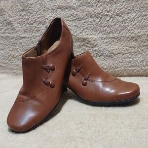 Clarks Women's Brown Small Heels with Button Detail, Classic Leather Shoe